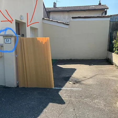 Le Petit , Jolie Maisonnette Terrasse Netflix Parking Prive Jeux De Societe Apartment