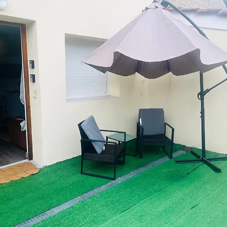 Le Petit , Jolie Maisonnette Terrasse Netflix Parking Prive Jeux De Societe Apartment *